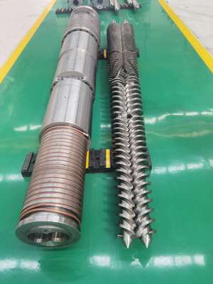 Schraubhärte HRC 58-62 und Nitridhärte 950-1050HV für konische Tandemschraubsysteme